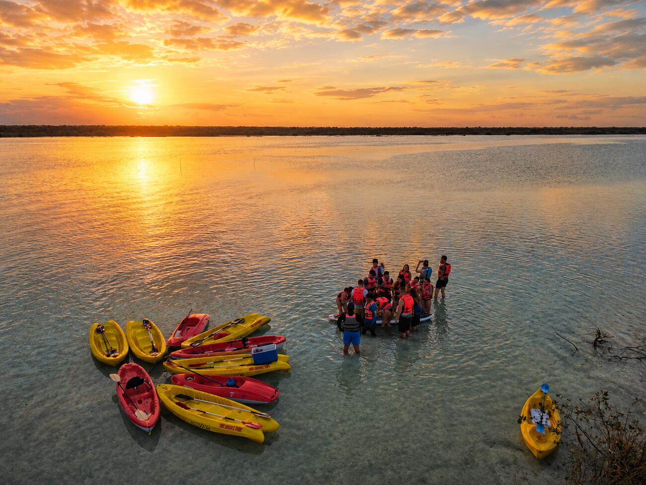 Persona remando en kayak entre los manglares de Bacalar