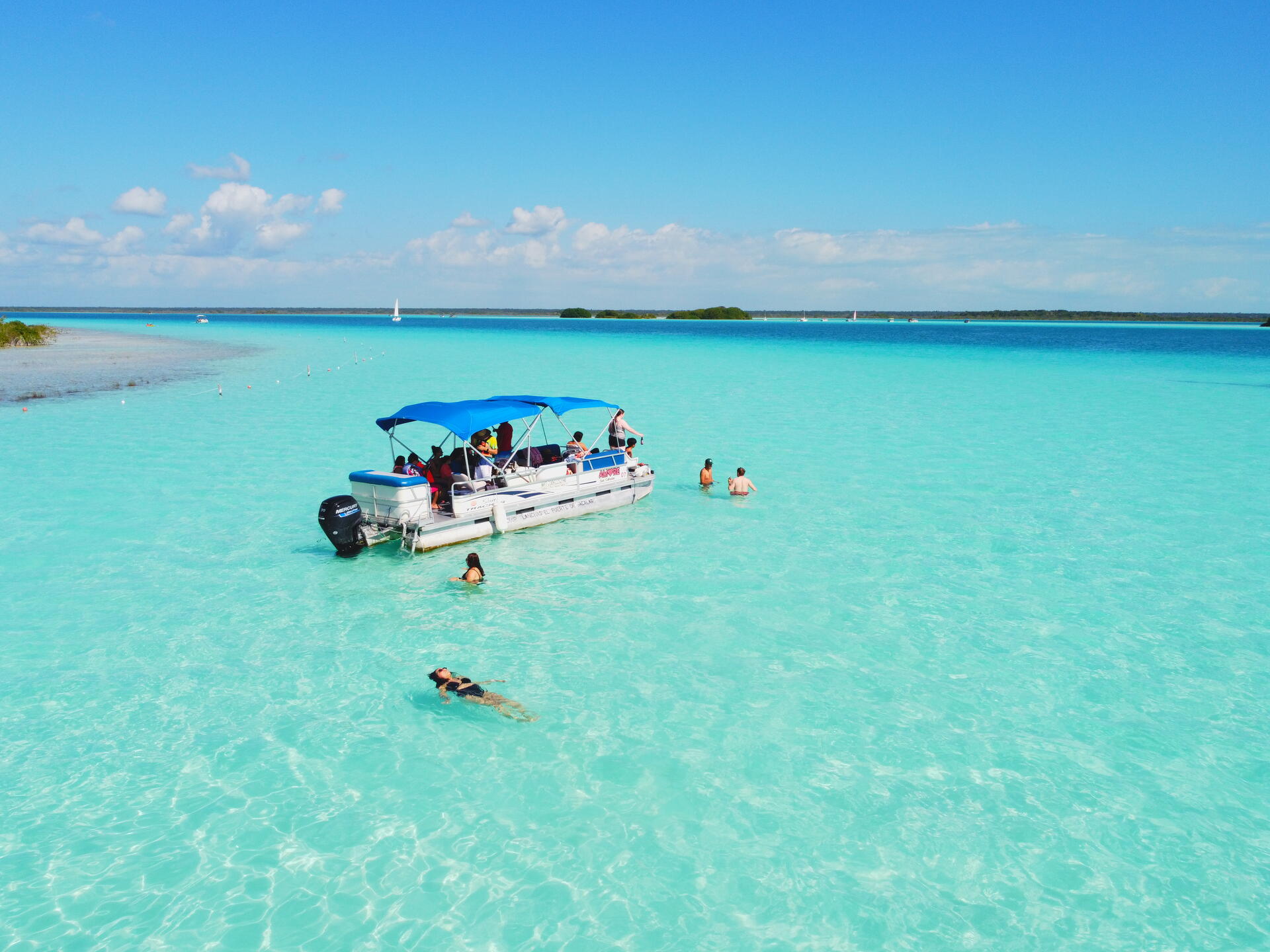 Laguna de Bacalar vista desde el pontón
